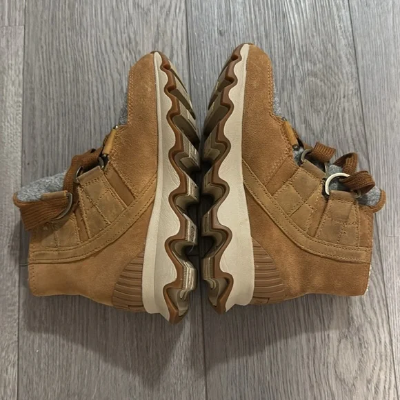 Sorel Kinetic Conquest Explorer Sport Short Boots Tan Gray Lace Up Size 5.5